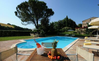 Tombolina Relais: Acqua, Pianta, Cielo, Proprietà, Mobilia, Piscina, Albero, Azzurro, Mobili Da Esterno, Sedia