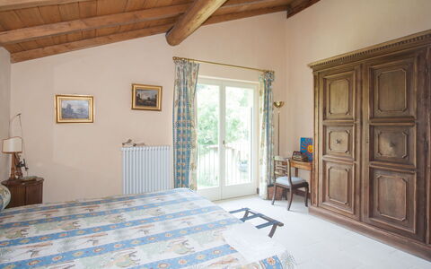 Villa Monia: Mobilia, Proprietà, Cornice, Costruzione, Cabinetry, Legna, Azzurro, Interior Design, Finestra, Architettura