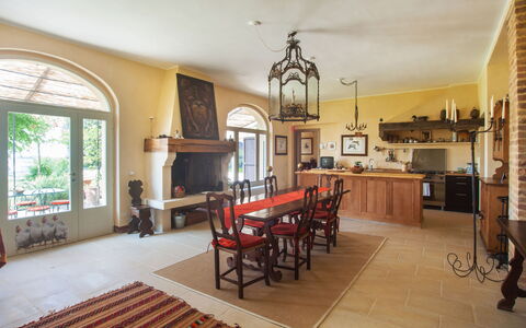 Villa Monia: Tavolo, Mobilia, Proprietà, Divano, Cornice, Sedia, Costruzione, Legna, Finestra, Illuminazione