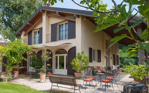 Villa Monia: Costruzione, Pianta, Proprietà, Finestra, Mobilia, Casa, Albero, Cielo, Shade, Porta