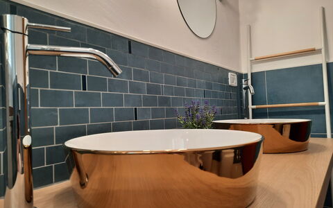 Cattolica Sea Loft: Idraulico Fixture, Proprietà, Vasca Da Bagno, Legna, Interior Design, Illuminazione, Bagno, Casa, Pavimentazione, Pavimento