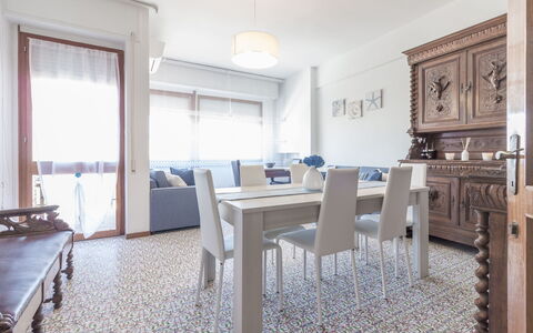 Cattolica Sea Loft: Tavolo, Mobilia, Costruzione, Sedia, Finestra, Legna, Cornice, Soggiorno, Casa, Interior Design