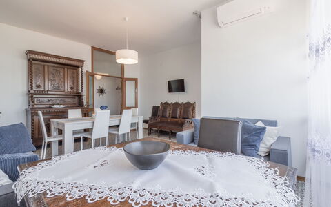 Cattolica Sea Loft: Tavolo, Mobilia, Proprietà, Sedia, Azzurro, Tovaglia, Legna, Cornice, Interior Design, Decorazione