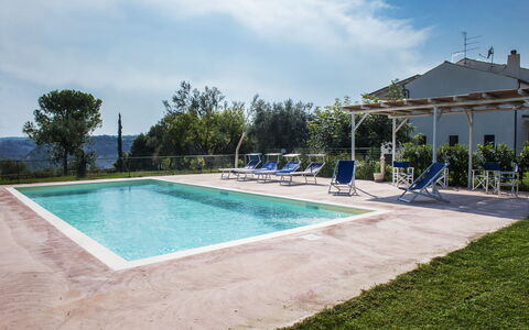 Villa Degli Aranci: Acqua, Cielo, Nube, Pianta, Piscina, Shade, Rettangolo, Erba, Tempo Libero, Materiale Composito