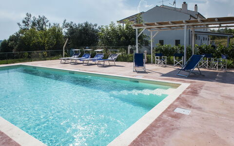 Villa Degli Aranci: Acqua, Pianta, Cielo, Nube, Costruzione, Piscina, Azzurro, Shade, Mobili Da Esterno, Rettangolo