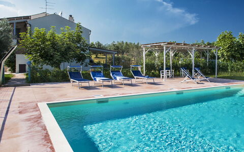 Villa Degli Aranci: Acqua, Nube, Pianta, Cielo, Proprietà, Piscina, Azzurro, Albero, Shade, Costruzione