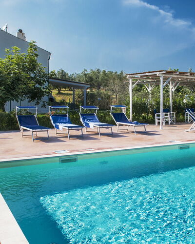 Villa Degli Aranci: Acqua, Nube, Pianta, Cielo, Proprietà, Piscina, Azzurro, Albero, Shade, Costruzione