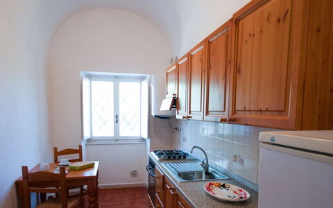 Holiday Home Giannella: Cabinetry, Mobilia, Proprietà, Controsoffitto, Lavandino Della Cucina, Finestra, Costruzione, Legna, Lavello, Cucina