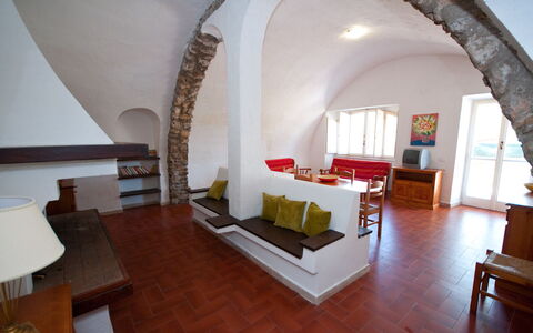 Holiday Home Giannella: Proprietà, Divano, Mobilia, Tavolo, Legna, Interior Design, Sala, Pavimento, Pavimentazione, Casa