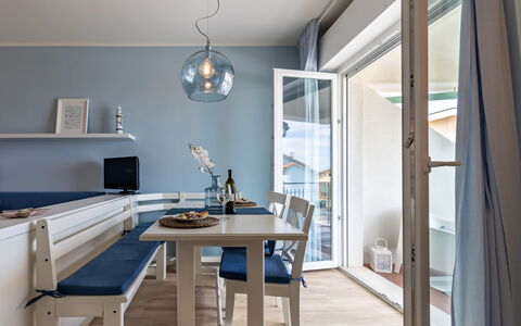 Conero Suite: Tavolo, Mobilia, Proprietà, Legna, Divano, Interior Design, Pavimentazione, Sedia, Architettura, Soggiorno