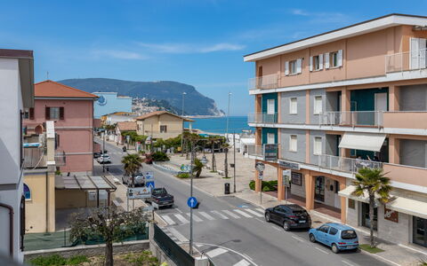 Conero Suite: Cielo, Auto, Nube, Costruzione, Giorno, Proprietà, Finestra, Pianta, Veicolo, Casa