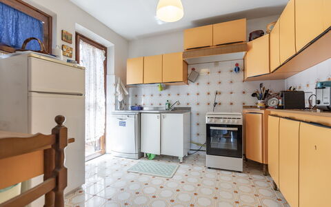 Villa Il Pesco: Cabinetry, Mobilia, Proprietà, Controsoffitto, Elettrodomestico Da Cucina, Cucina, Cucina Stufa, Interior Design, Illuminazione, Frigorifero