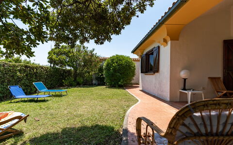 Villa Il Pesco: Pianta, Proprietà, Costruzione, Cielo, Albero, Finestra, Shade, Lotto, Sedia, Erba