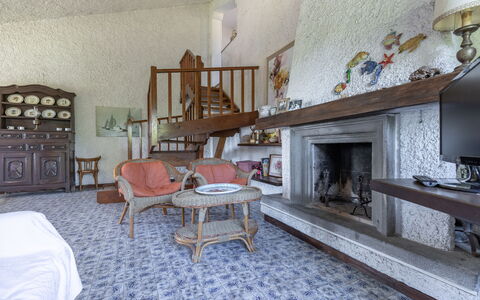Villa Il Pesco: Mobilia, Legna, Costruzione, Tavolo, Soggiorno, Divano, Interior Design, Sedia, Pavimento, Pavimentazione