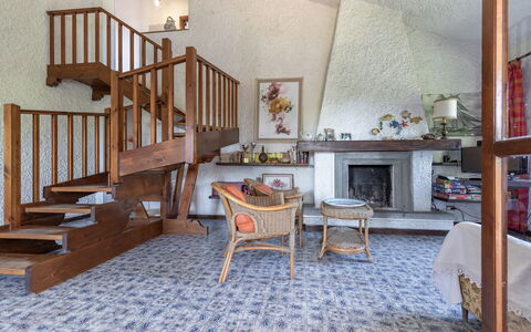 Villa Il Pesco: Mobilia, Proprietà, Costruzione, Legna, Pavimentazione, Interior Design, Tavolo, Pavimento, Le Scale, Sedia