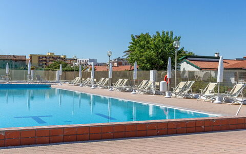 Villa Il Pesco: Acqua, Cielo, Piscina, Albero, Mobili Da Esterno, Lettino, Costruzione, Tempo Libero, Immobiliare, Materiale Composito