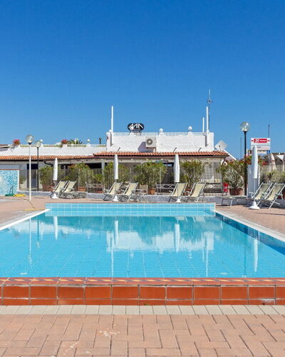 Villa Il Pesco: Acqua, Cielo, Piscina, Azzurro, Tempo Libero, Materiale Composito, Mobili Da Esterno, Ricreazione, Rettangolo, Shade