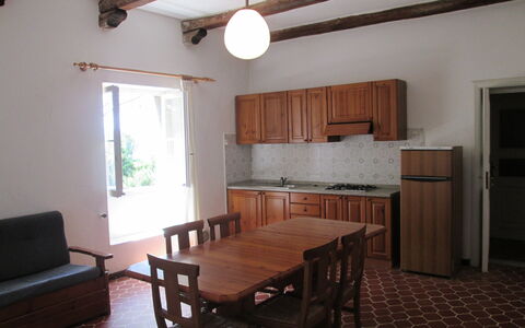 Giannella Holiday Apartment: Mobilia, Tavolo, Cabinetry, Divano, Finestra, Legna, Sedia, Costruzione, Interior Design, Cucina & Sala Da Pranzo Tavolo