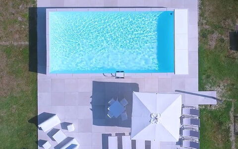 Villa Clair: Azzurro, Rettangolo, Ambiente Naturale, Mondo, Acqua, Erba, Font, Albero, Blu Elettrico, Tecnologia