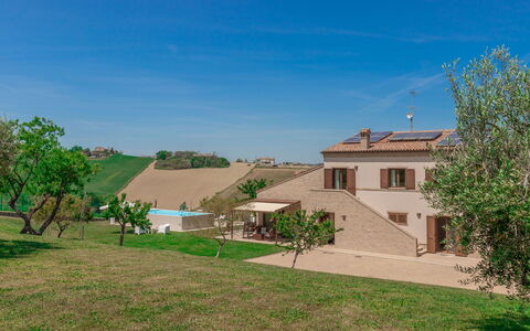 Villa Clair: Cielo, Pianta, Costruzione, Finestra, Lotto, Casa, Albero, Quartiere, Zona Residenziale, Immobiliare