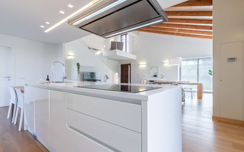 Villa Clair: Cabinetry, Controsoffitto, Costruzione, Legna, Interior Design, Pavimentazione, Pavimento, Casa, Cucina