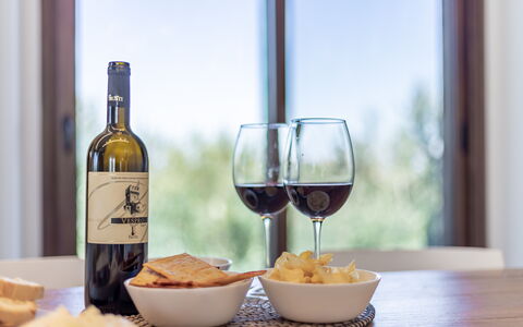 Villa Clair: Cibo, Tavolo, Tavola, Bicchieri, Mobilia, Vino, Stemware, Bottiglia, Bicchiere Di Vino, Barware
