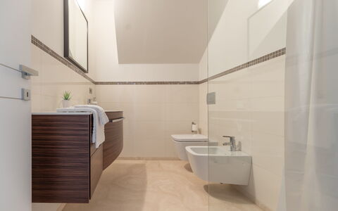 Villa Clair: Proprietà, Lavello, Rubinetto, Idraulico Fixture, Bagno, Lavandino Del Bagno, Costruzione, Architettura, Pavimento