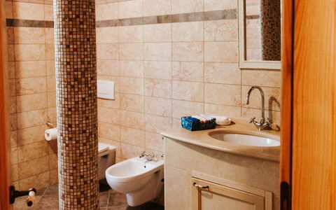 Villa Millefiori: Marrone, Lavello, Cabinetry, Rubinetto, Idraulico Fixture, Mobiletto Del Bagno, Costruzione, Bagno, Legna, Interior Design