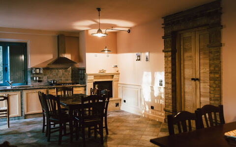 Villa Millefiori: Tavolo, Mobilia, Sedia, Cucina, Legna, Illuminazione, Controsoffitto, Soggiorno, Finestra, Pavimentazione