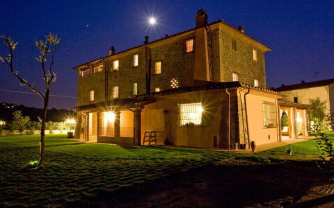 Il Fienile Holiday Home: Cielo, Pianta, Costruzione, Finestra, Proprietà, Luce, Albero, Casa, Porta
