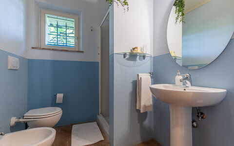 Il Fienile Holiday Home: Specchio, Idraulico Fixture, Lavandino Del Bagno, Lavello, Rubinetto, Proprietà, Viola, Bagno, Blu