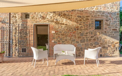 Il Fienile Holiday Home: Mobilia, Pianta, Proprietà, Sedia, Costruzione, Shade, Legna, Comfort, Interior Design, Architettura