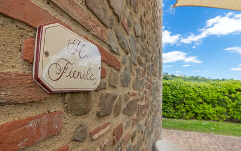 Il Fienile Holiday Home: Pianta, Proprietà, Cielo, Verde, Foglia, Nube, Legna, Architettura, Brick