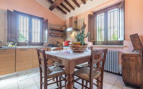 Villa Vagnini: Tavolo, Mobilia, Cabinetry, Finestra, Controsoffitto, Azzurro, Cucina, Legna, Pianta, Pavimentazione