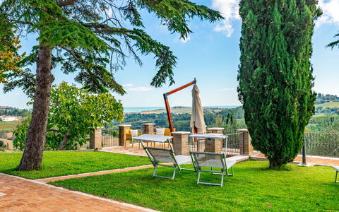 Villa Vagnini: Cielo, Nube, Pianta, Giorno, Proprietà, Mobilia, Natura, Verde, Paesaggio Naturale, Tavolo