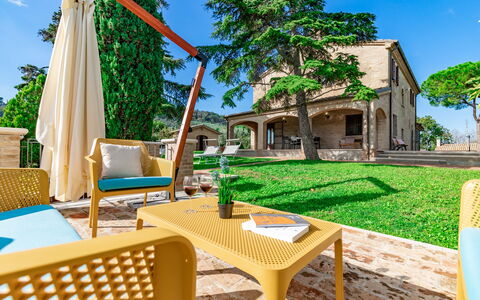 Villa Vagnini: Cielo, Proprietà, Mobilia, Costruzione, Tavolo, Natura, Verde, Legna, Azzurro, Mobili Da Esterno