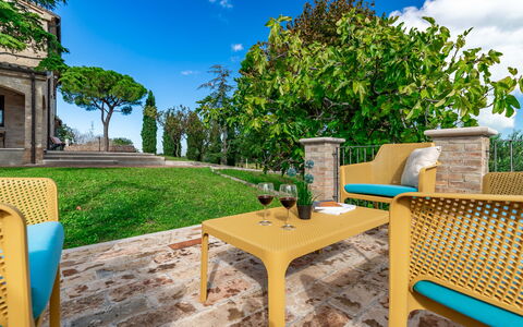 Villa Vagnini: Cielo, Nube, Pianta, Tavolo, Mobilia, Proprietà, Verde, Azzurro, Natura, Blu