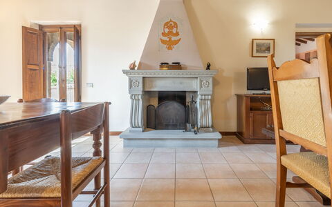 Villa Vagnini: Mobilia, Tavolo, Legna, Interior Design, Costruzione, Soggiorno, Sedia, Pavimento, Focolare, Pavimentazione