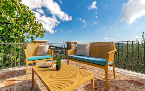 Villa Vagnini: Cielo, Nube, Pianta, Mobilia, Proprietà, Tavolo, Azzurro, Legna, Paesaggio Naturale, Mobili Da Esterno
