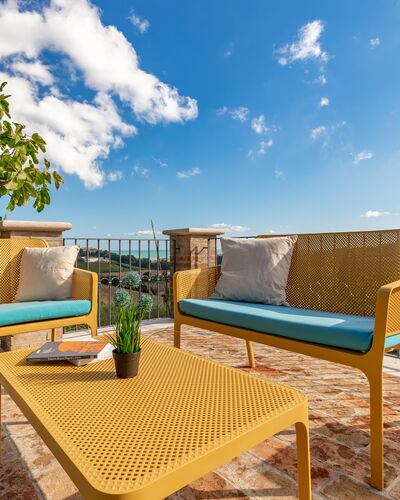 Villa Vagnini: Cielo, Nube, Pianta, Mobilia, Proprietà, Tavolo, Azzurro, Legna, Paesaggio Naturale, Mobili Da Esterno