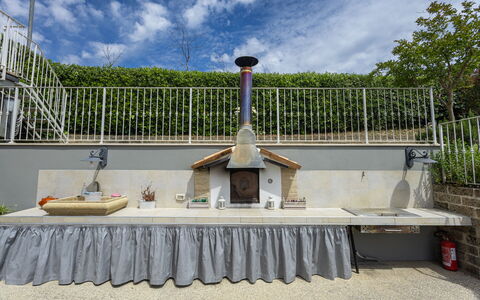 La Casa Di Campagna: Camino, Pianta Della Casa, Piastrella, Barbecue, Backyard, Cucina, Cucina Stufa, Vaso Di Fiori, Stufa