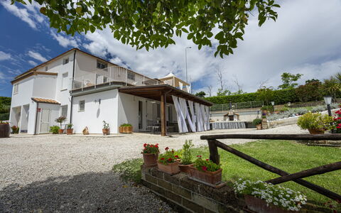 La Casa Di Campagna: Estate, Cortile, Sedia, Balcone, Portico, Villa, Vaso Di Fiori, Terrazza, Struttura Esterna, Deck