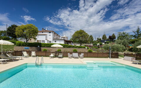 La Casa Di Campagna: Piscina, Ricorrere, Mobili Da Esterno, Giardino, Eco Hotel, Shade, Landscaping, Ombrello, Hotel, Lettino