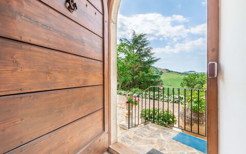 Villa La Picena: Cielo, Pianta, Costruzione, Nube, Legna, Shade, Pavimento, Color Legno, Parete, Finestra