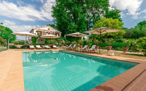 Villa La Picena: Acqua, Nube, Pianta, Cielo, Proprietà, Costruzione, Piscina, Sedia, Albero, Azzurro