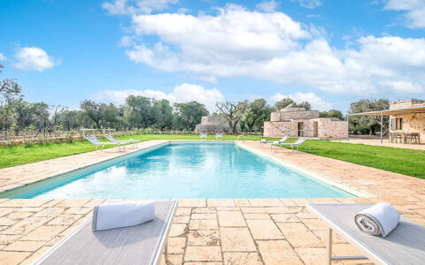 Villa Trullina: Nube, Acqua, Cielo, Pianta, Azzurro, Piscina, Albero, Rettangolo, Architettura, Costruzione