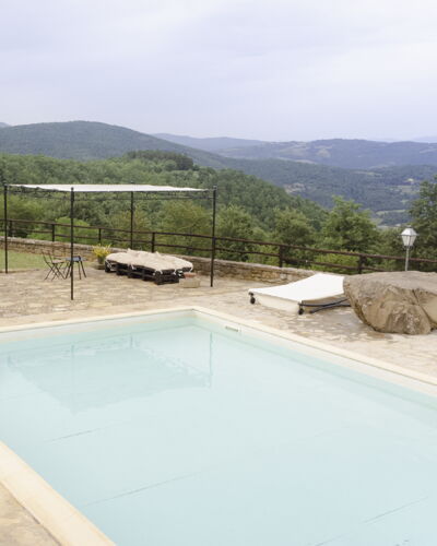 Villa San Leo: Acqua, Cielo, Nube, Piscina, Costruzione, Montagna, Albero, Materiale Composito, Pianta, Immobiliare