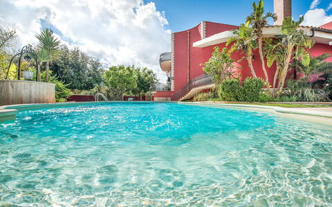 Villa Rossana: Acqua, Nube, Pianta, Costruzione, Giorno, Proprietà, Cielo, Piscina, Albero, Casa
