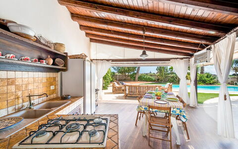 Villa Rossana: Tavolo, Proprietà, Pianta, Costruzione, Interior Design, Legna, Architettura, Sedia, Pavimento, Shade
