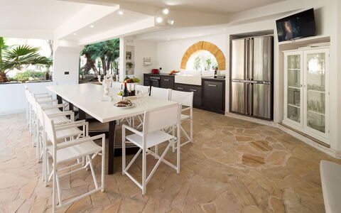 Villa Girgenti: Tavolo, Mobilia, Proprietà, Cabinetry, Sedia, Controsoffitto, Legna, Interior Design, Pavimentazione, Pavimento